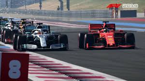 Vettel e Hamilton gareggiano fianco a fianco in F1 2019.