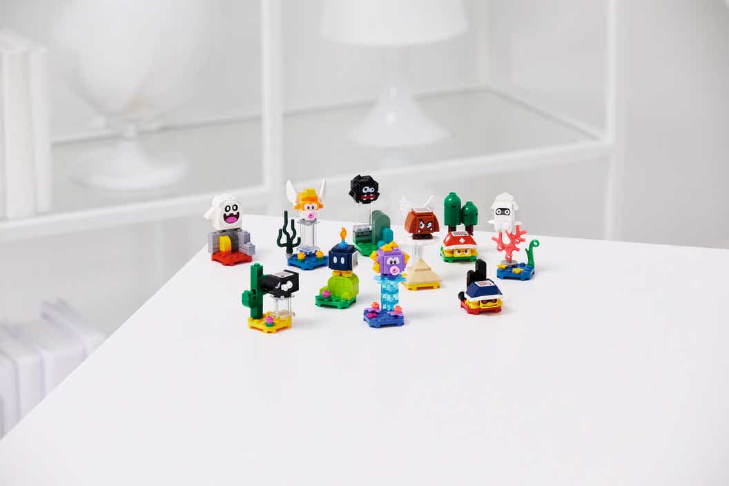 Piccoli modelli LEGO di personaggi nemici collezionabili seduti su un tavolo bianco